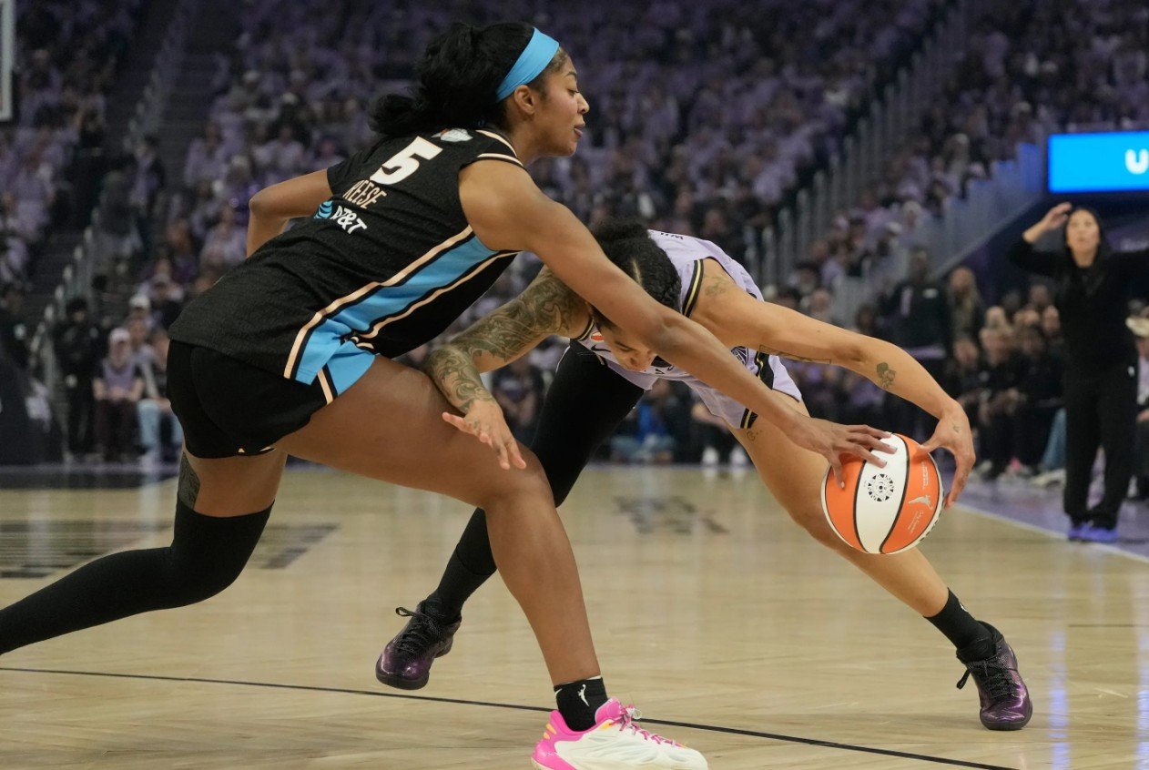 Forward Atlanta Dream, Angel Reese (5), mencoba menghalangi forward Golden State Valkyries, Gabby Williams, pada babak pertama Game 5 final bola basket WNBA, di San Francisco. Senin, 26 Oktober 2026. (AP Photo/Jeff Chiu)