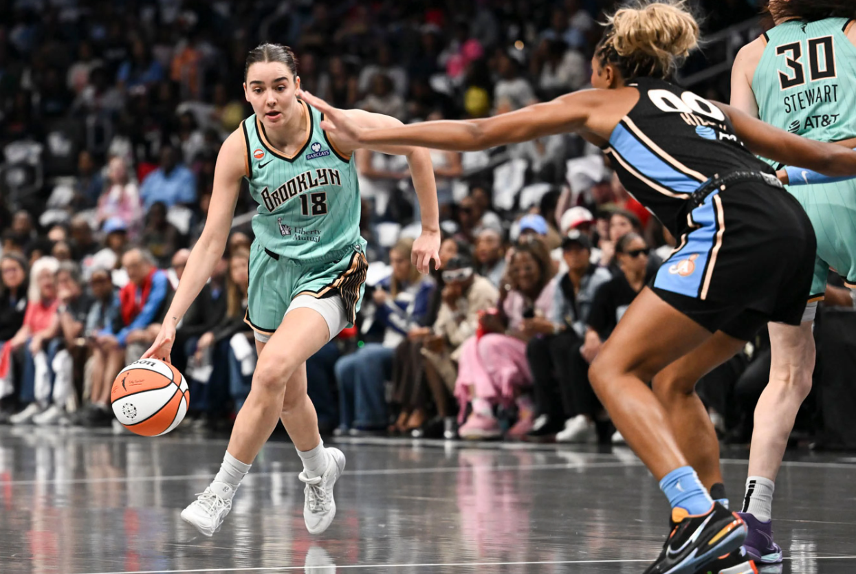 Guard New York, Pauline Astier (18), menerobos ke arah ring dengan kawalan forward Atlanta, Naz Hillmon (00), pada babak pertama Gim 2 semifinal bola basket WNBA di Atlanta. Kamis, 8 Oktober 2026. (AP Photo/Daniel Varnado)