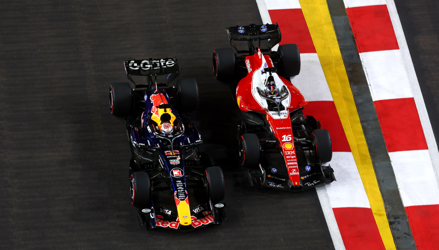 Leclerc mencoba mendahului Verstappen di tikungan pertama F1 GP Singapura. Minggu, 11 Oktober 2026. (Foto: formula1.com)