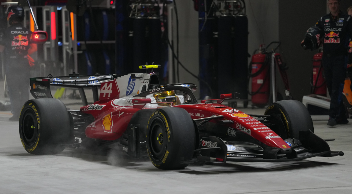 Pembalap Ferrari asal Inggris, Lewis Hamilton, masuk pit stop pada balapan F1 Grand Prix (GP) Singapura. Minggu, 11 Oktober 2026. (AP Photo/Ng Han Guan, Pool)