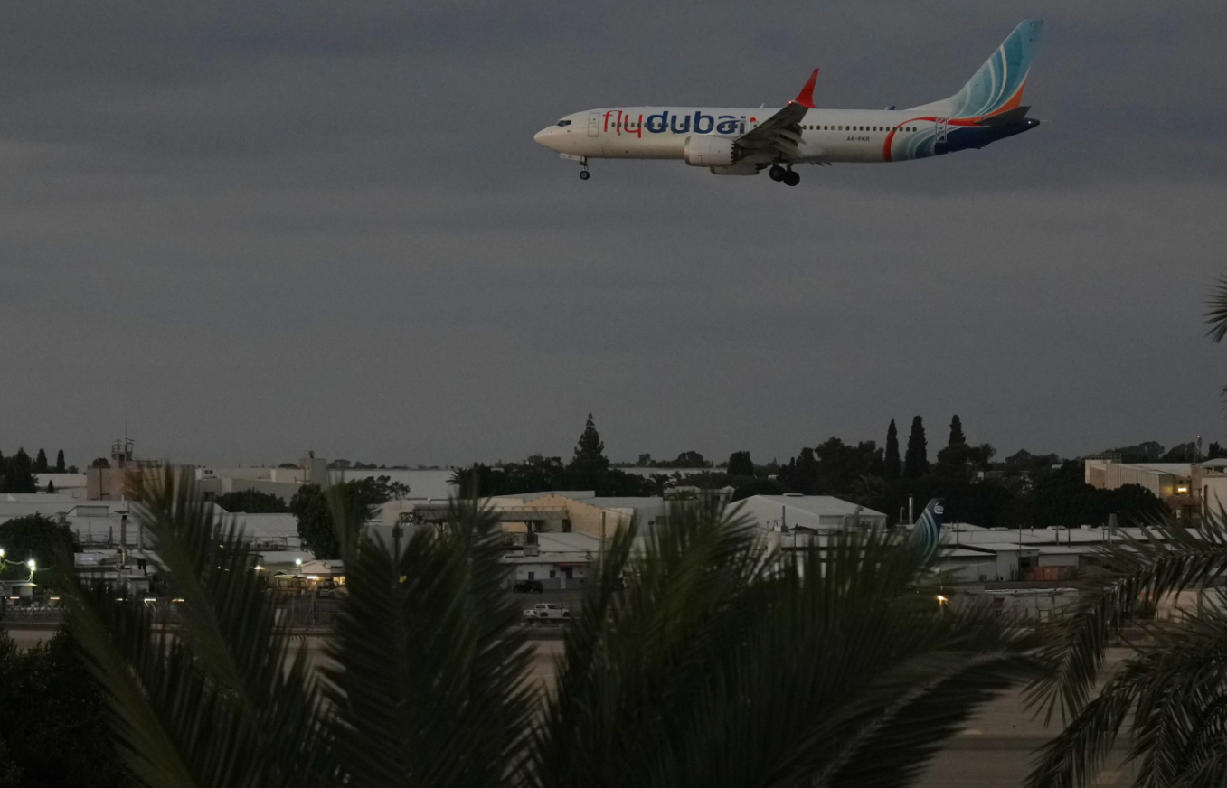 Pesawat FlyDubai yang sempat melakukan pendaratan darurat di Arab Saudi tiba di Tel Aviv, Israel. Rabu, 30 September 2026. (AP Photo/Ariel Schalit)