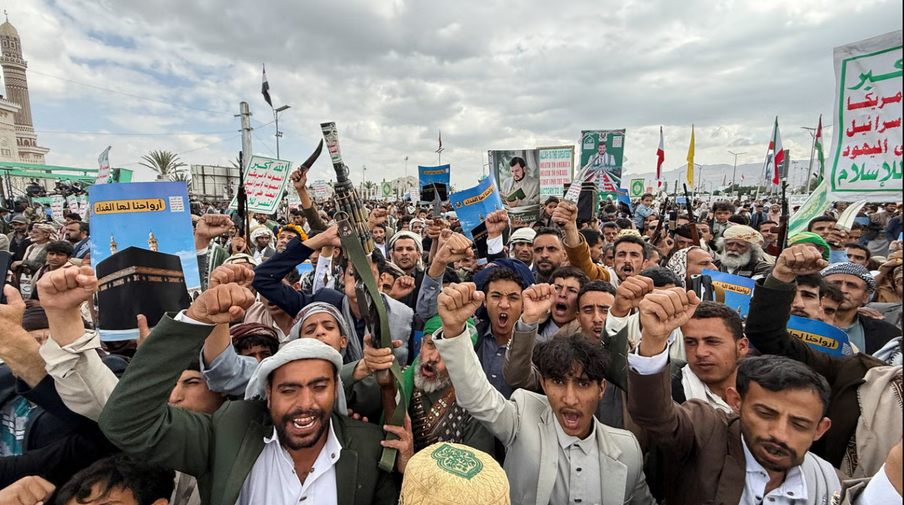 Pendukung kelompok Houthi di Yaman melakukan arak-arakan saat merayakan keberhasilan Houthi menguasai wilayah sekitar Selat Bab el-Mandeb. (Foto; REUTERS)