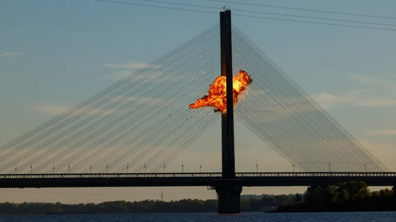 Ledakan yang terjadi karena serangan drone Rusia ke Pivdennyi Bridge atau Southern Bridge. Jumat, 2 Oktober 2026. (REUTERS)