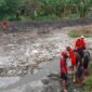 Petugas mengangkat tumpukan sampah dari Sungai Kalimati di Desa Kedungrejo, Kecamatan Muncar, Banyuwangi.