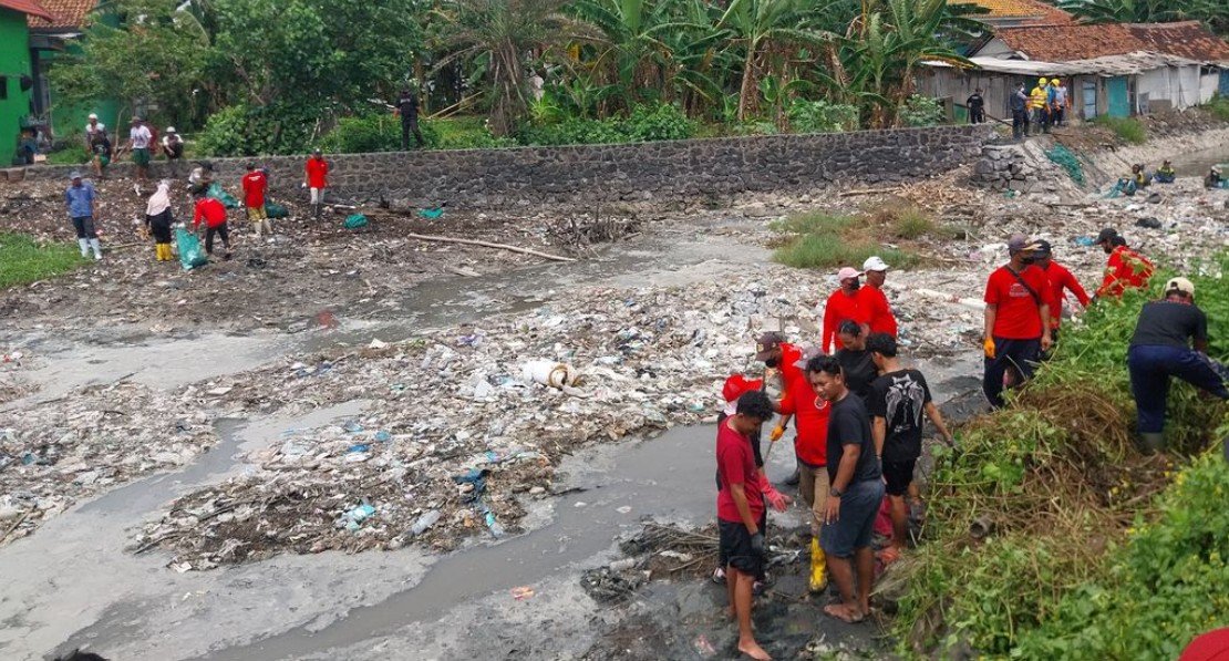 Relawan dan warga bersihkan Sungai Kalimati Banyuwangi. (Foto: Fitri Anggia)