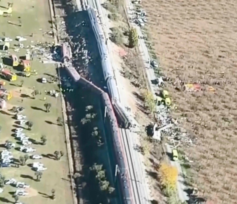 Gerbong-gerbong kereta dan petugas pertolongan pertama di lokasi tabrakan antara dua kereta di Urda, Spanyol. Rabu, 28 Oktober 2026. (Tangkapan layar video Guardia Civil)