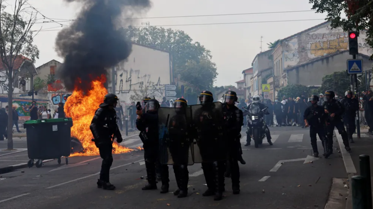 Polisi anti huru-hara Perancis dikerahkan untuk meredam demo pelajar Perancis. Jumat, 2 Oktober 2026. (Foto: REUTERS)