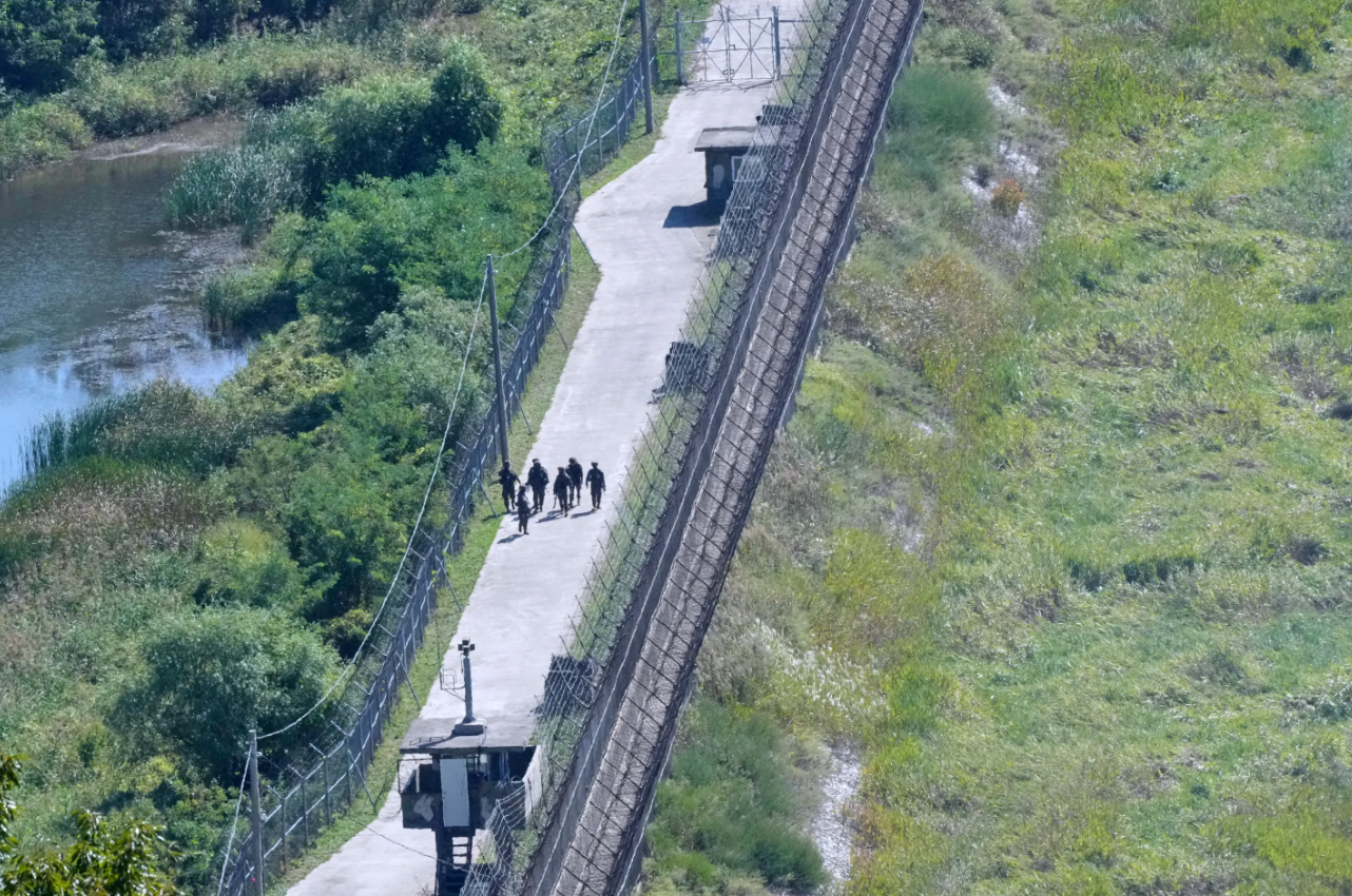 Tentara Korea Selatan sedang berpatroli di sepanjang perbatasan dengan Korea Utara di Paju, Korea Selatan. Selasa, 29 September 2026. (AP Photo/Ahn Young-joon)
