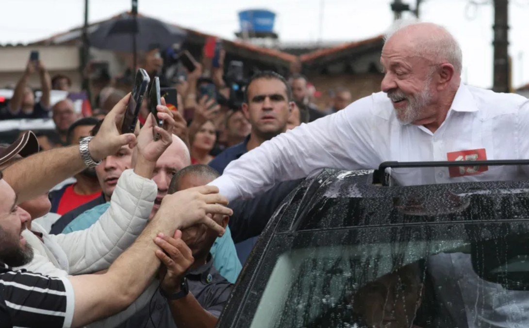 Lula da Silva menyalami pendukungnya setelah memberikan suaranya. Minggu, 25 Oktober 2026. (Foto: EPA)