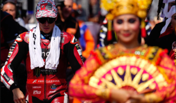 Marco Bezzecchi juara MotoGP Indonesia 2026. Aprilia mencetak sejarah dengan finis 1-2-3-4, sementara Jorge Martin kembali memimpin klasemen.