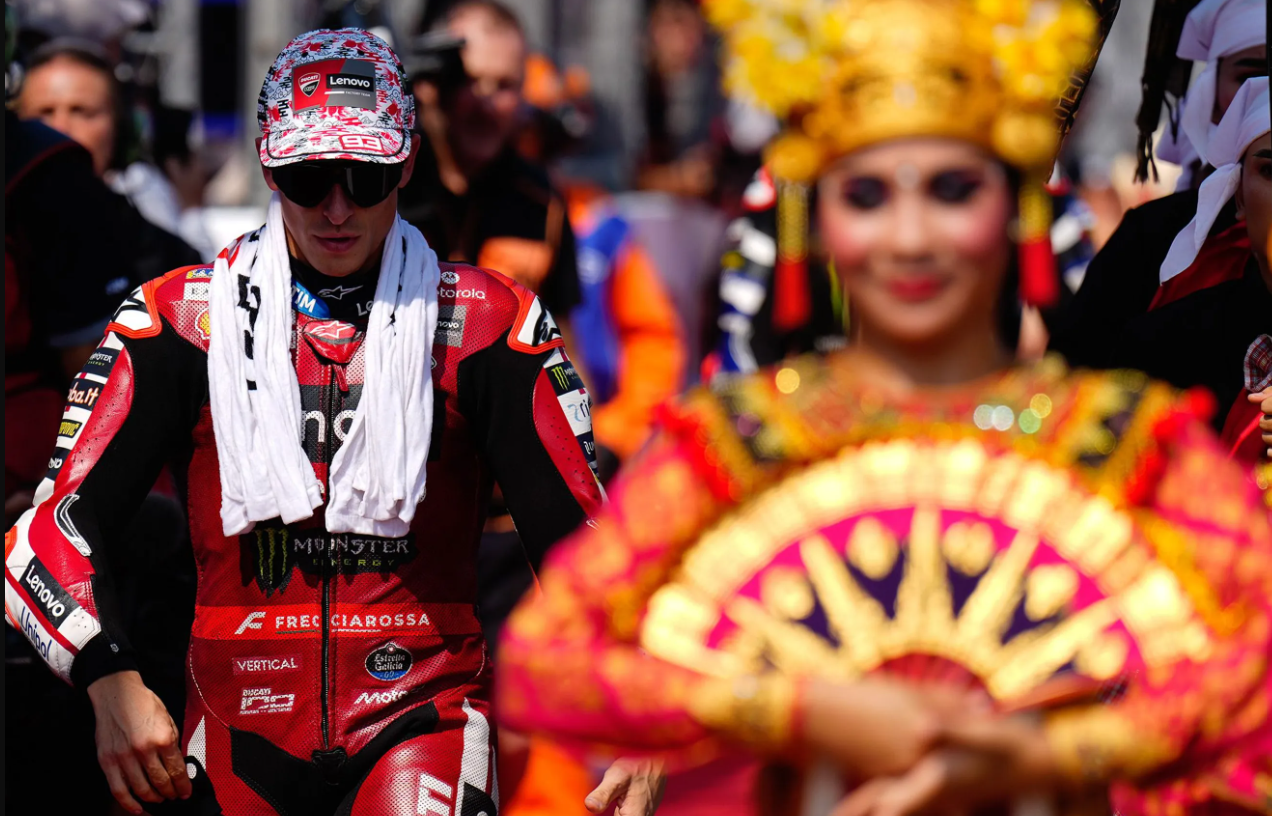 Marc Marquez tampak berjalan di belakang seorang penari saat pembukaan MotoGP Indonesia di Mandalika, Indonesia. Minggu, 11 Oktober 2026. (Foto: motogp.com)