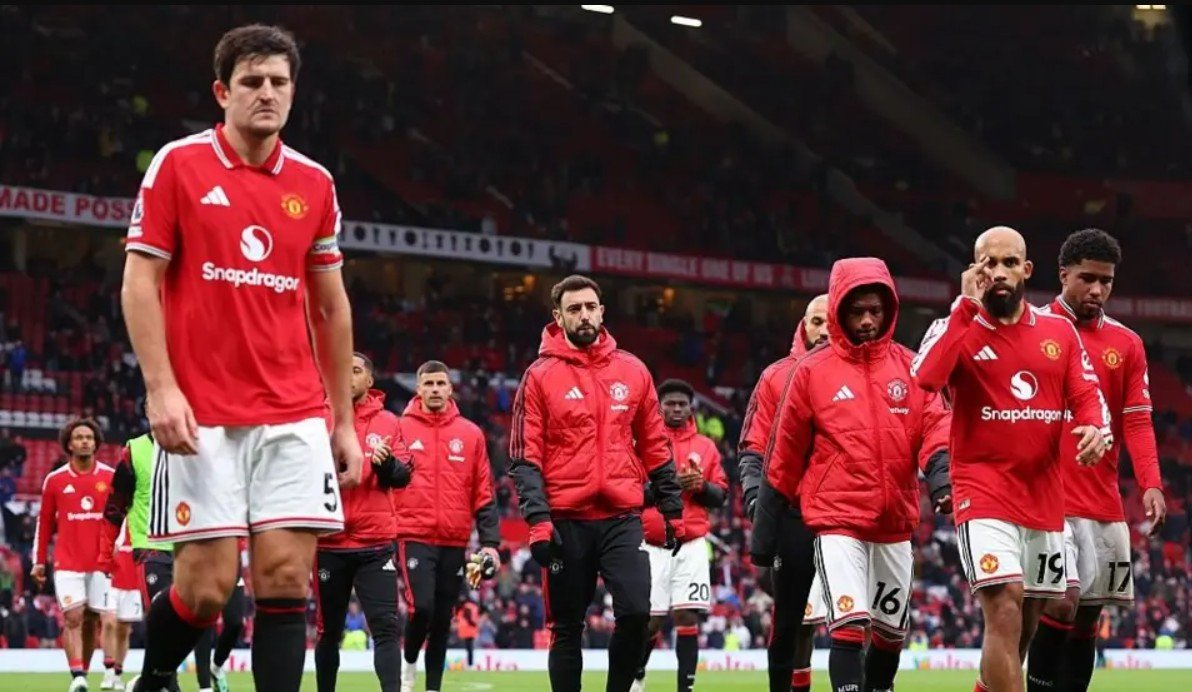 Suporter mencemooh para pemain setelah kekalahan MU dari Bournemouth. (Foto: Getty Images)