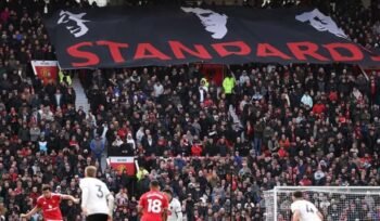 Manchester United kalah 0-3 dari Bournemouth dan memperpanjang tren buruk. Suporter bela Carrick, cemooh pemain dan manajemen.