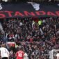 Manchester United kalah 0-3 dari Bournemouth dan memperpanjang tren buruk. Suporter bela Carrick, cemooh pemain dan manajemen.