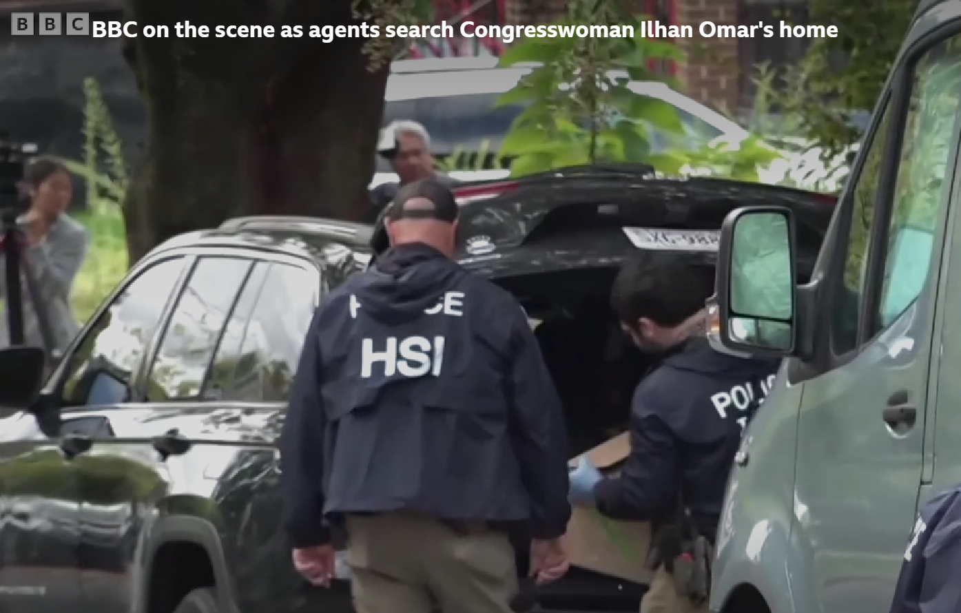 Petugas tampak sedang mengangkut sebuah kotak di luar rumah anggota DPR AS dari Minnesota, Ilhan Omar. Senin, 12 Oktober 2026. (Foto: tangkapan layar BBC)