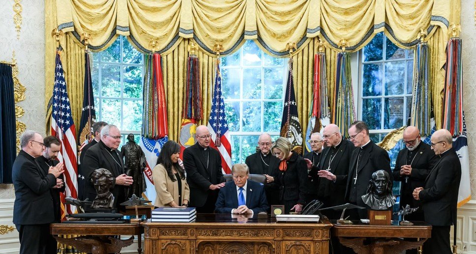 Dua Uskup AS Menyesal Bertemu Trump, Dipolitisasi Jelang Pemilu Paruh Waktu