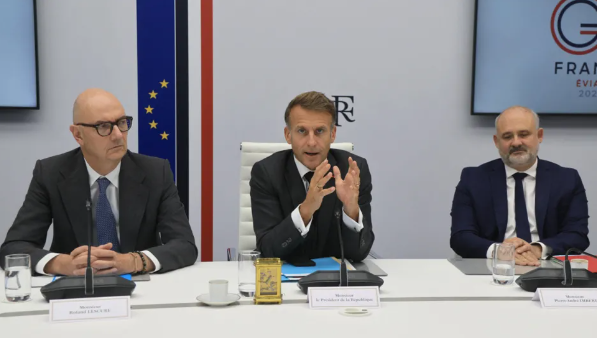 Emmanuel Macron dalam pertemuan para pemimpin G7 untuk menyepakati pelepasan cadangan bahan bakar. (Foto: REUTERS)