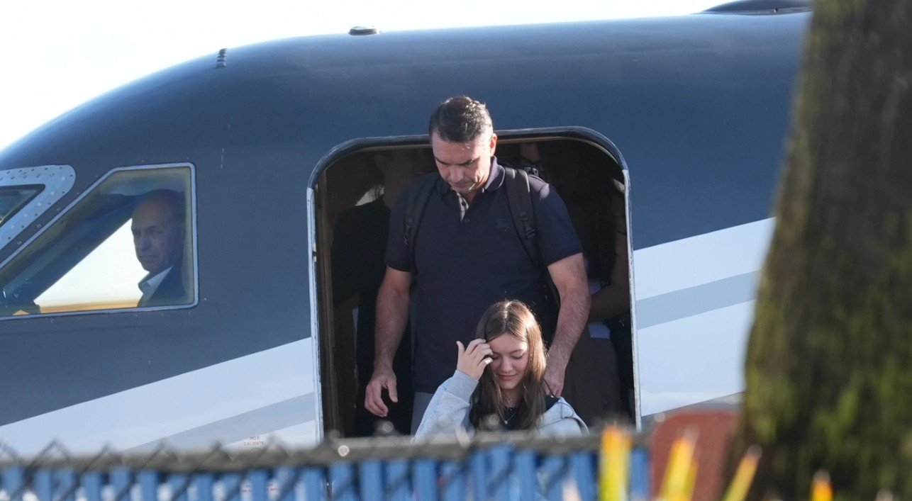 Flávio Bolsonaro bersama keluarga turun dari pesawat di bandara di Miami, Florida, AS. Rabu, 28 Oktober 2026. (Foto: tangkapan layar AP)