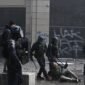 Taktik Polisi Perancis menggunakan perlengkapan pengendali massa (dalmas) saat menghadapi demonstrasi.