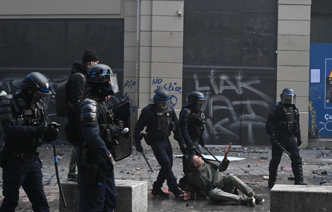Polisi menahan seorang pengunjuk rasa saat demonstrasi menentang kenaikan biaya hidup di Paris, Perancis. Sabtu, 17 Oktober 2026. (AP Photo/Emma Da Silva)