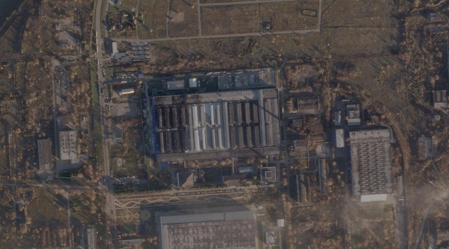 Citra satelit yang diambil oleh Planet Labs PBC pada hari Selasa, 20 Oktober 2026 ini memperlihatkan pusat data yang mengalami kerusakan parah akibat serangan drone Ukraina pada 8 Oktober, di Sasovo, wilayah Ryazan, Rusia. (Planet Labs PBC via AP)