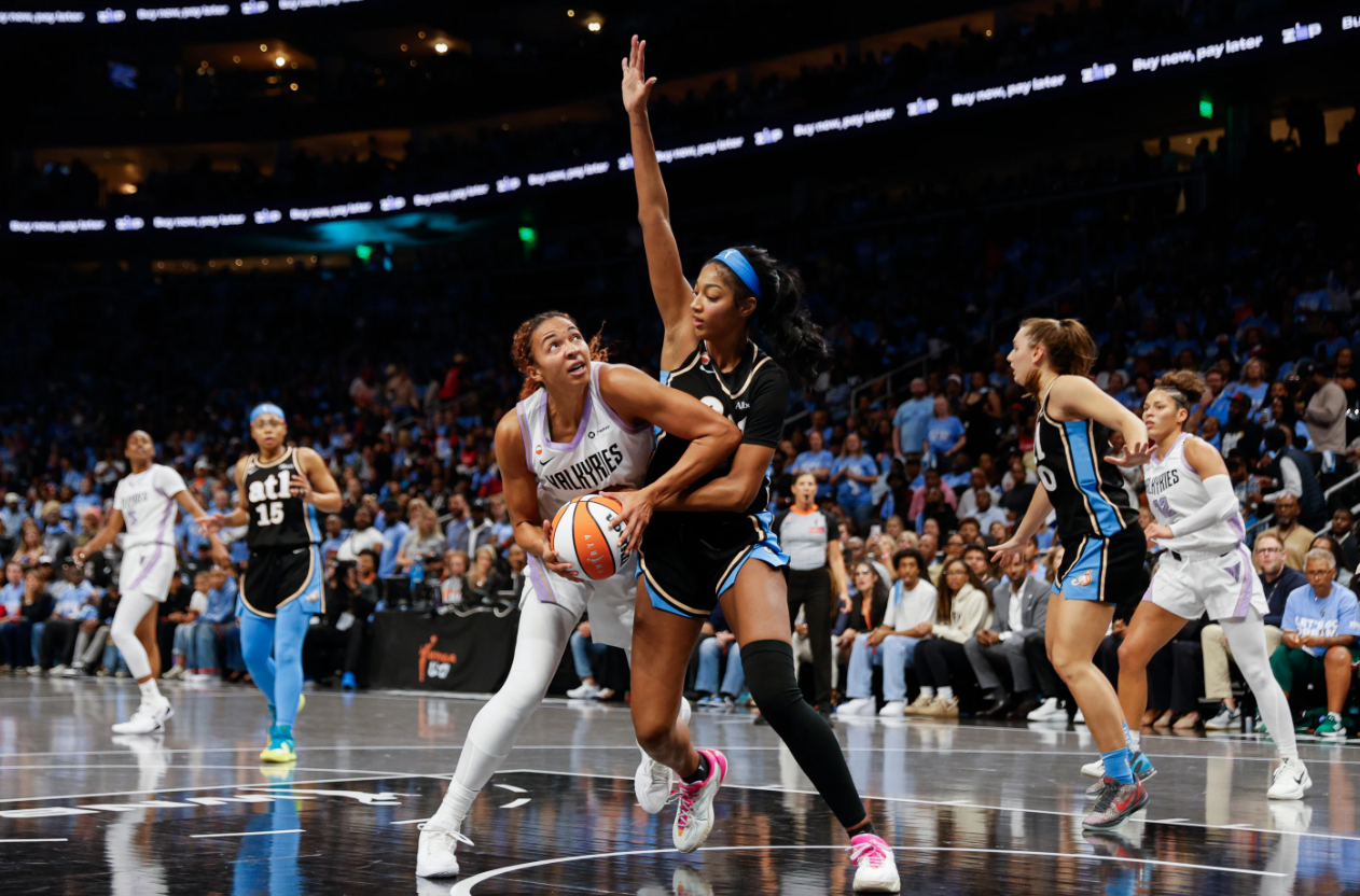 Center Golden State Valkyries, Kiah Stokes (41), dijaga oleh forward Atlanta Dream, Angel Reese (5), pada paruh kedua Game 3 final WNBA di Atlanta. Rabu, 21 Oktober 2026. (San Francisco Chronicle/Santiago Mejia)   