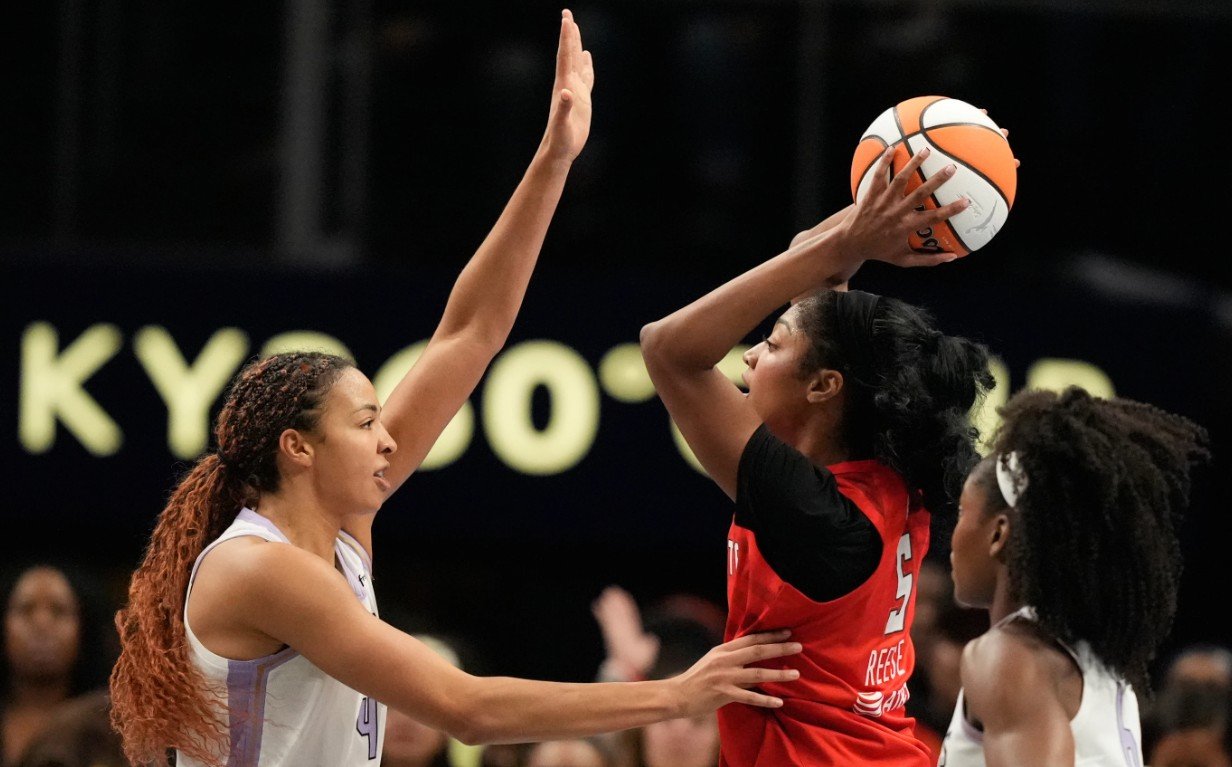 Forward Atlanta Dream Angel Reese (5) berupaya mengoper bola melewati Juste Jocyte dari Golden State Valkyries pada babak pertama Game 6 final bola basket WNBA di Atlanta. Kamis, 29 Oktober 2026. (AP Photo/Brynn Anderson)