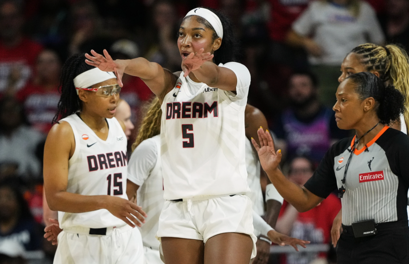 Forward Atlanta Dream, Angel Reese bereaksi setelah dirinya dilanggar pada pertandingan Game 2 Playoff WNBA 2026 di Washington. 30 September 2026. (AP Photo/Stephanie Scarbrough)