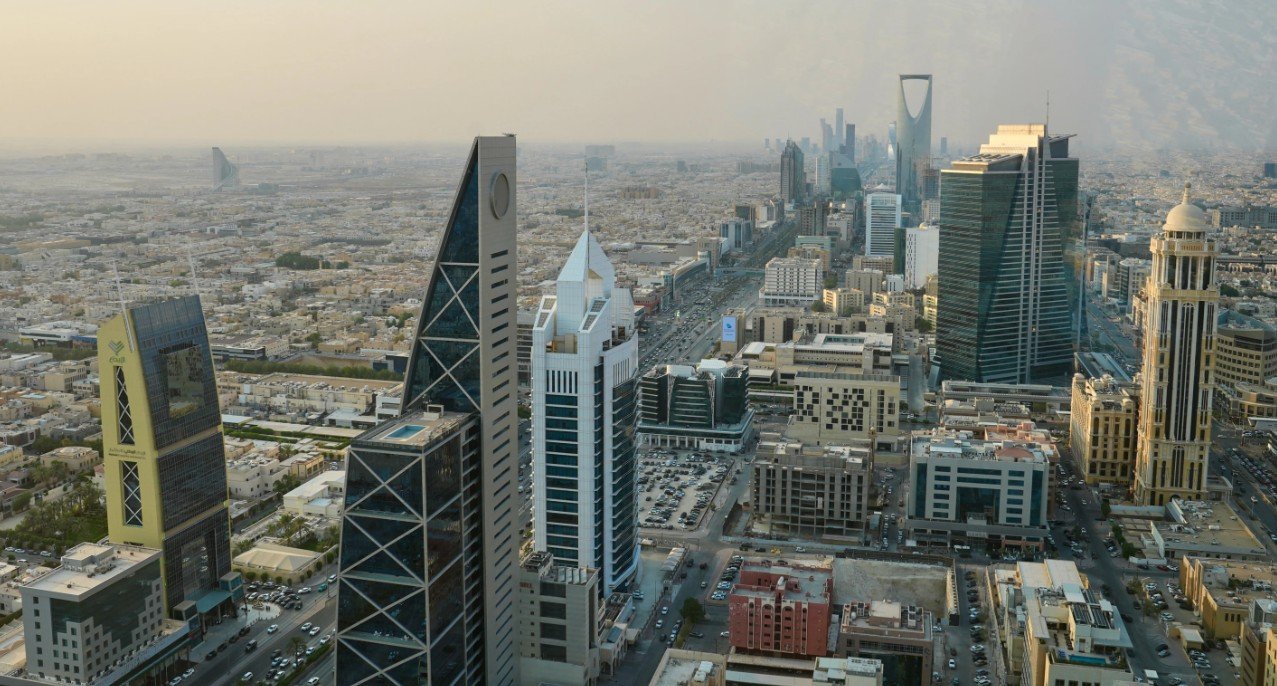Deretan gedung di sepanjang Jalan Raja Fahd di distrik Olaya, Riyadh, Arab Saudi. Rabu, 14 Oktober 2026. (AP Photo/Baraa Anwer)