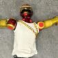 Robot merah dan emas yang disita polisi Jerman setelah cabuli gadis 16 tahun di Cologne.