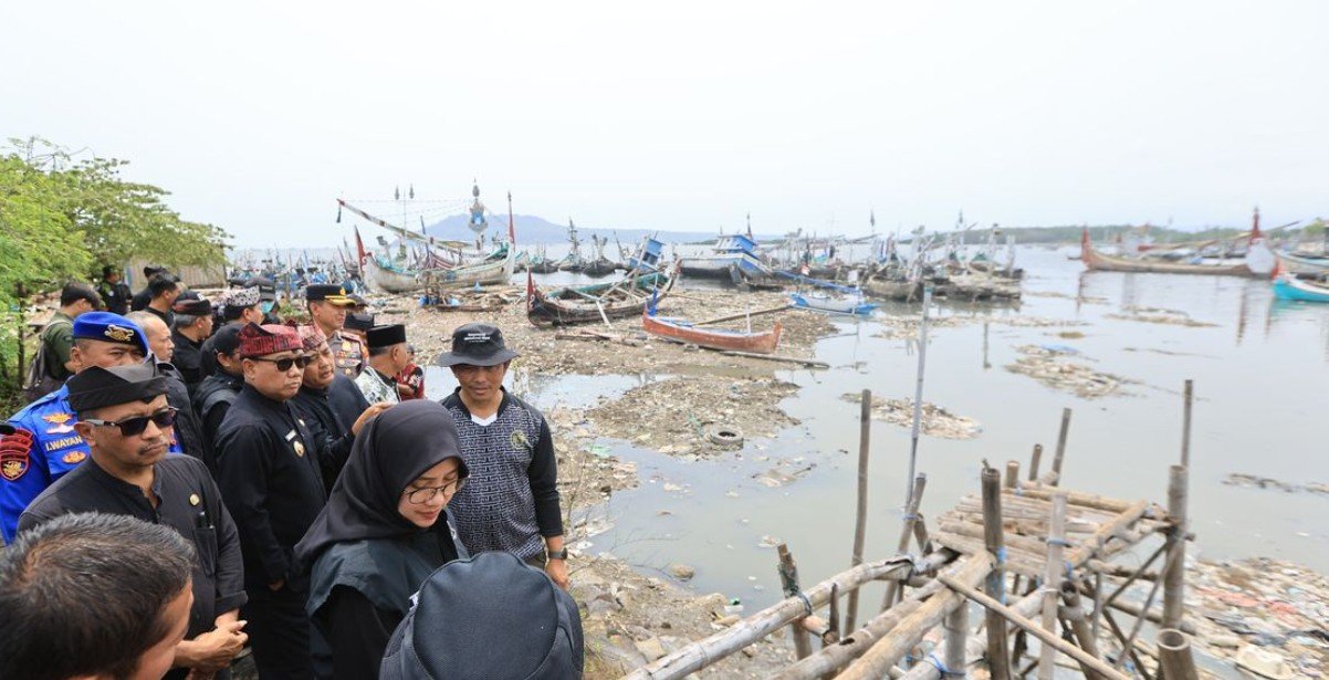 Bupati Banyuwangi, Ipuk Fiestiandani meninjau muara sungai Kalimati, Muncar. (Foto: Pemkab Banyuwangi)