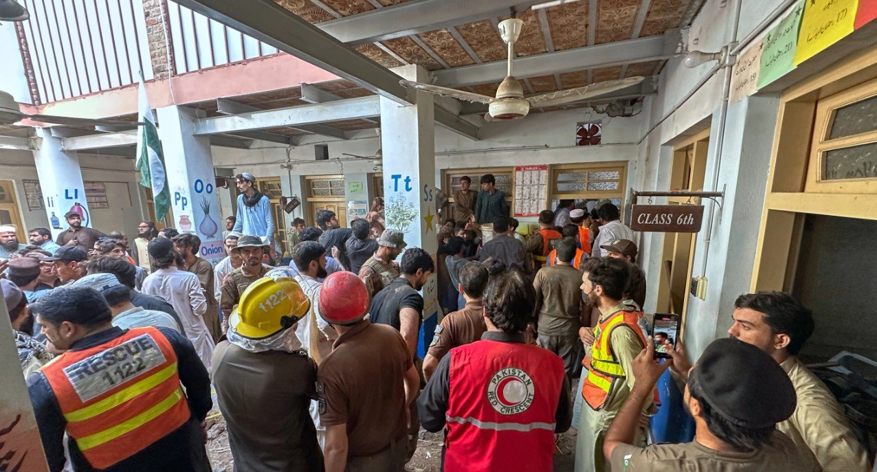 Tim SAR dan relawan terlibat dalam operasi penyelamatan di lokasi ambruknya atap sebuah sekolah swasta di Peshawar, Pakistan. Kamis, 15 Oktober 2026. (AP Photo/Maaz Awan)
