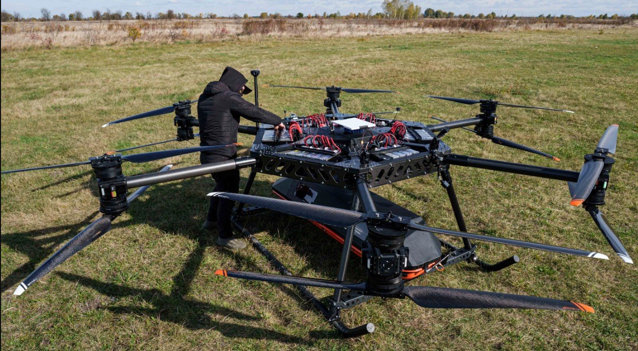 Seorang pekerja SkyFall memeriksa drone StarGate sebelum uji penerbangan demonstrasi di lokasi yang dirahasiakan di Ukraina. Rabu, 14 Oktober 2026. (AP Photo/Evgeniy Maloletka)