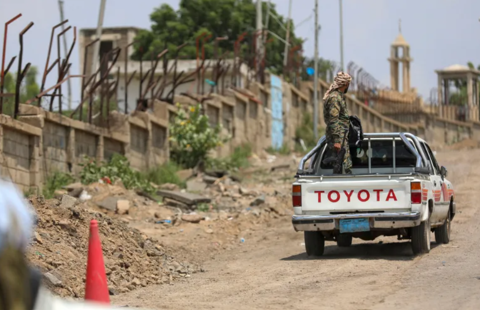 Tentara pemerintah Yaman tampak menaiki mobil pikap di dekat garis depan Jabal Han, sebelah barat kota Taiz, pada 3 Oktober 2026. (AFP/Ahmad Al-Basha)