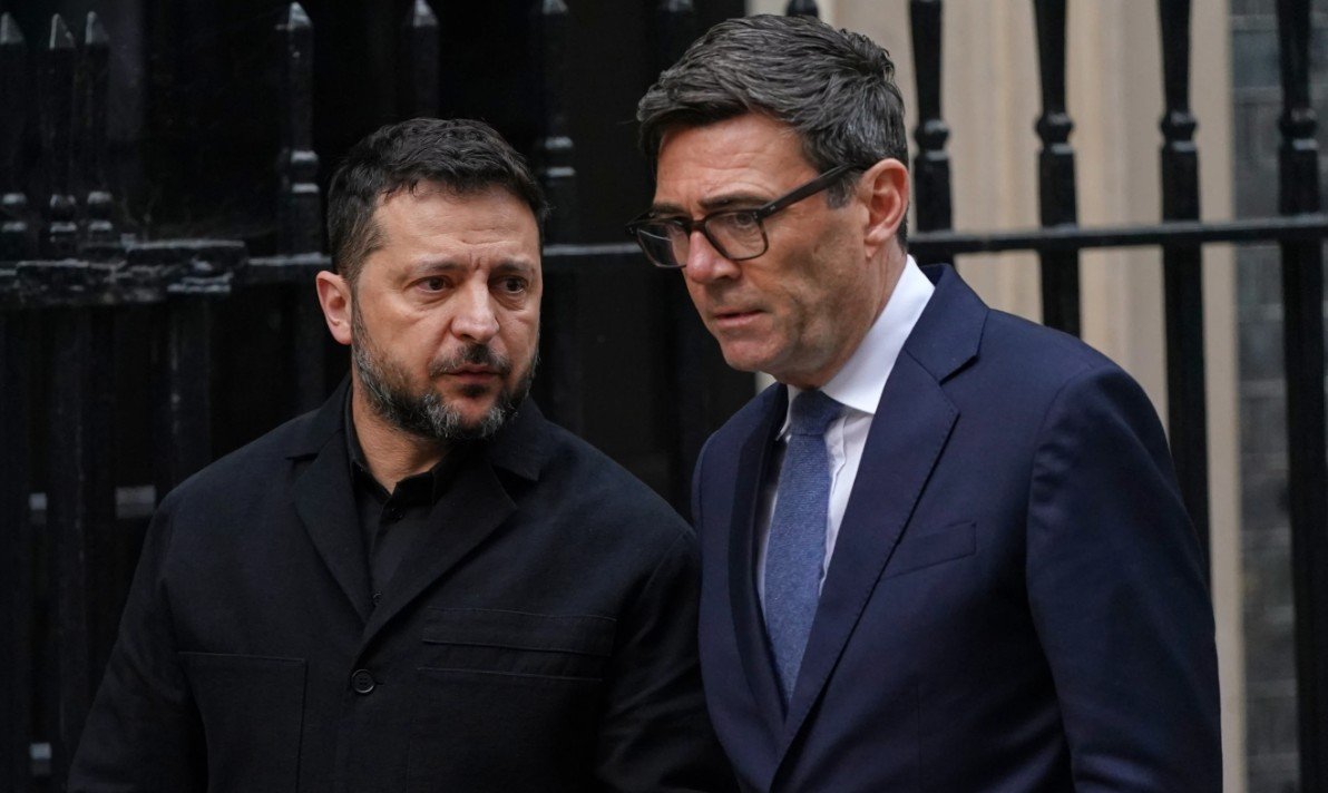 Perdana Menteri Inggris Andy Burnham dan Presiden Ukraina Volodymyr Zelenskyy seusai pertemuan mereka di 10 Downing Street, London. Rabu 14 Oktober 2026. (AP Photo/Alberto Pezzali)