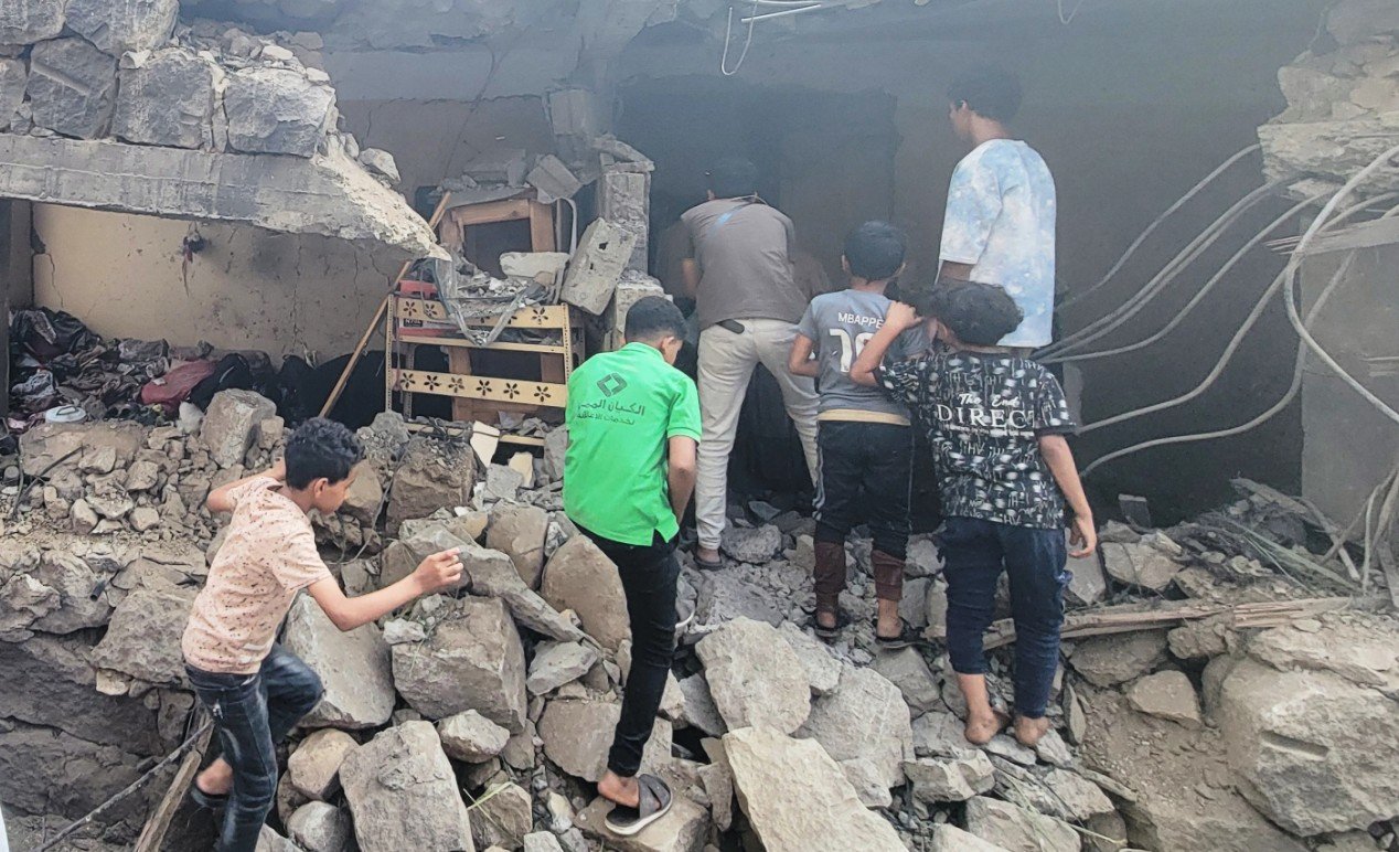 Warga memeriksa puing-puing rumah mereka setelah serangan rudal di Seina, Taiz, Yaman. Selasa, 20 Oktober 2026. (AP Photo/Marzouq Al Jabri)